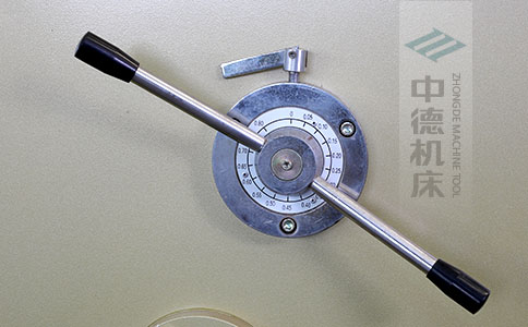 ZDS-840剪板機刀片間隙手動調(diào)節(jié)器，刻度清淅，調(diào)節(jié)省力又簡便.jpg