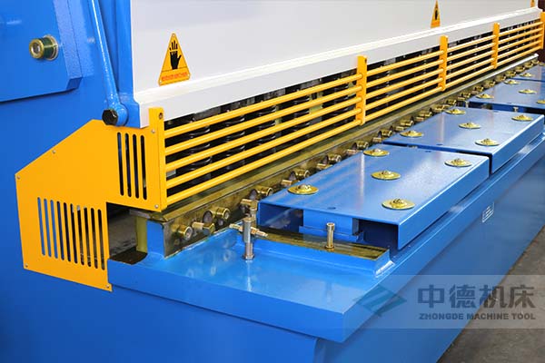 ZDS-2032剪板機(jī)進(jìn)料口，安全防護(hù)，進(jìn)料無(wú)阻，又能直接觀看到燈光對(duì)線的剪切位置.jpg