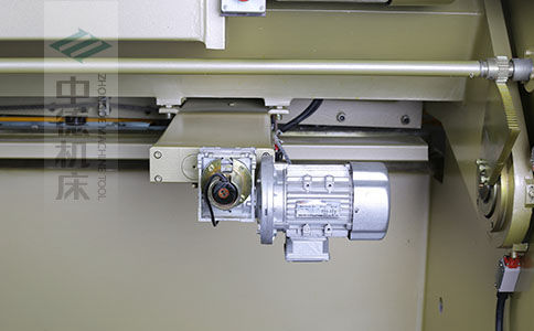 ZDS-1032剪板機后檔料結(jié)構(gòu)，平行度高，并采用國內(nèi)一流品牌軸承，耐磨抗壓壽命長.jpg