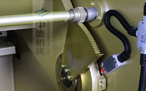 ZDS-640采用高精度刀片間隙調(diào)節(jié)齒輪，經(jīng)過(guò)淬火高硬度又耐磨，表面鍍鋅不生銹，長(zhǎng)年累月使用依然有很高的調(diào)節(jié)精度.jpg